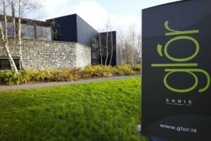 glór, Ennis glór, Ennis