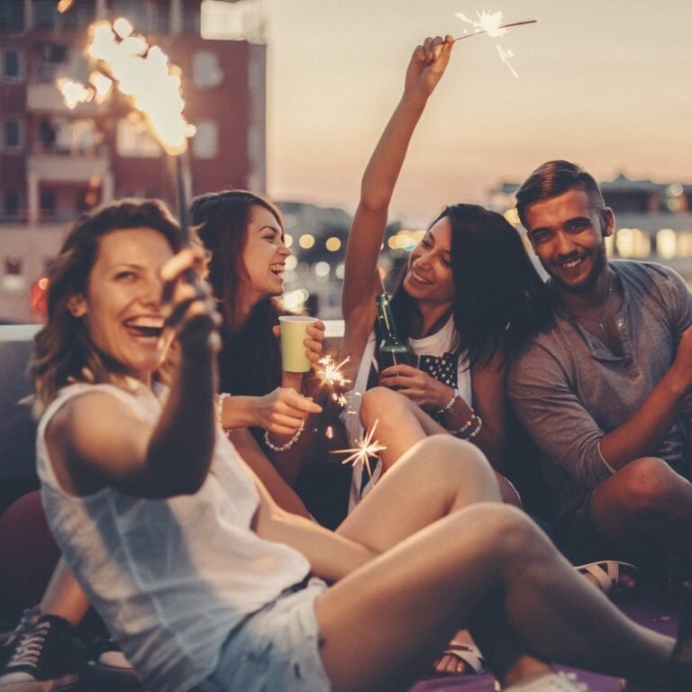 Best friends drinking on a rooftop party 000084155813 Medium Cropped