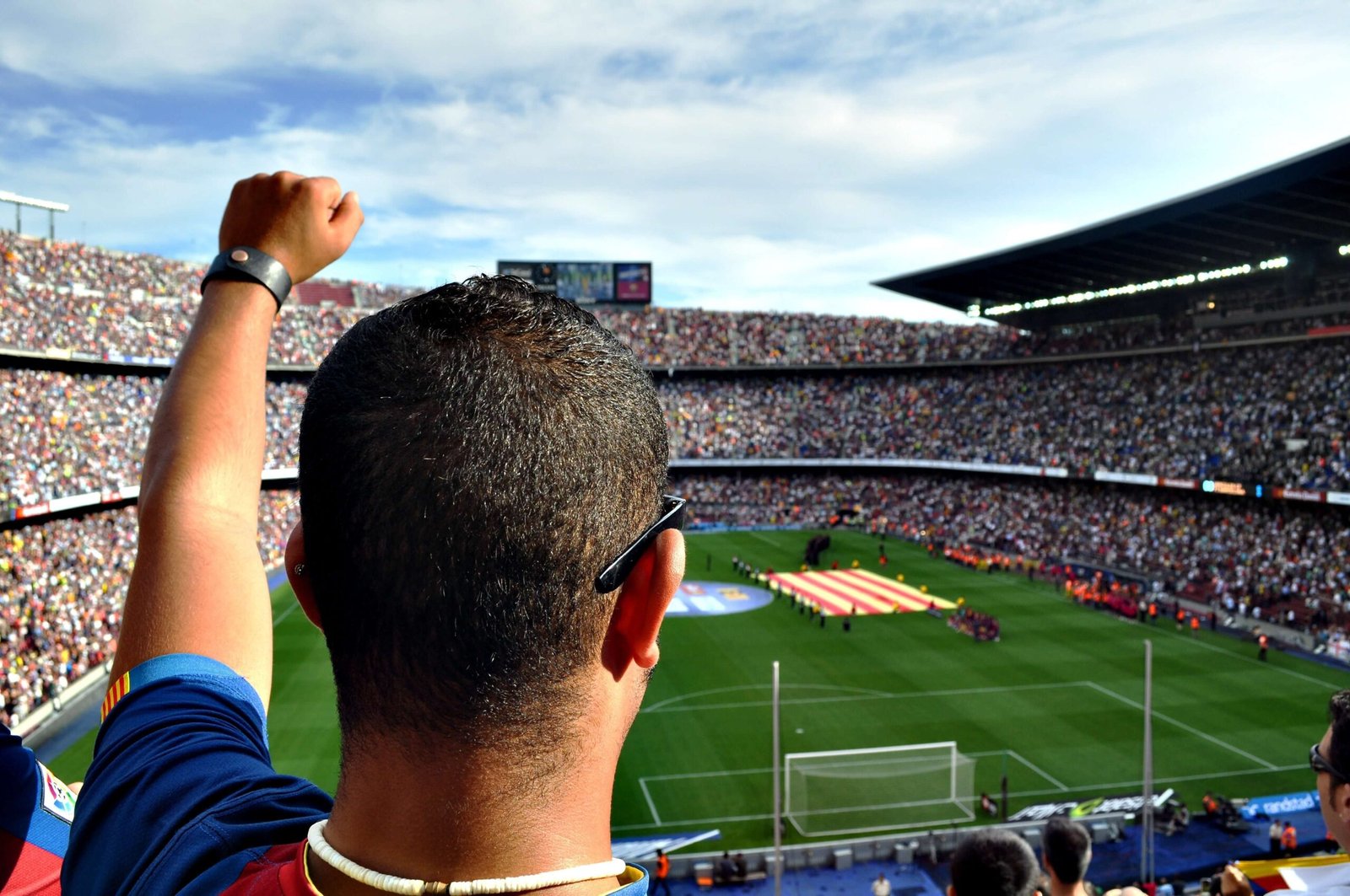 audience barcelona cheering 54308 scaled