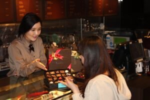 130214180120 south korea valentines day chocolate shop