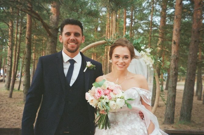 A couple in their wedding day. Image: Sasha Neplokhov