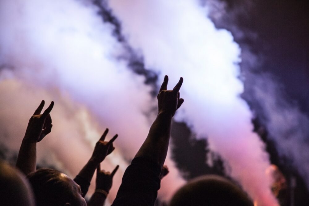 people doing metal handsign