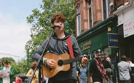 ctphapr19 0017 grafton street buskers soden 190723000000070007