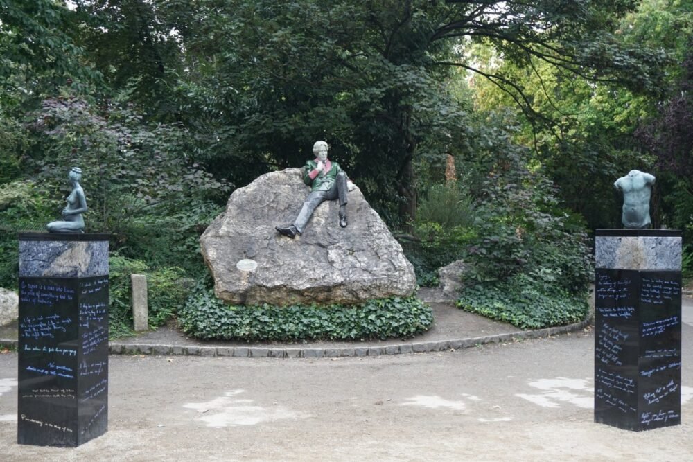 Oscar wilde memorial sculpture