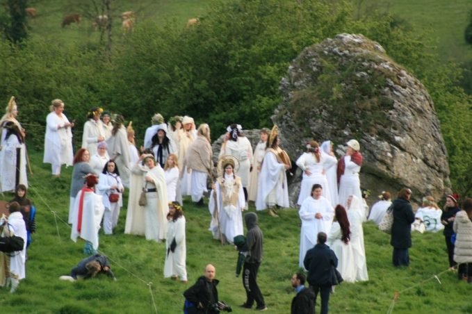 Women in White for the Fire Festival 2017 - The four Celtic festivals: between tradition and modernity